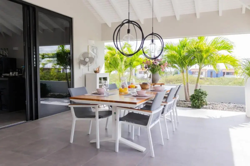 Stylish 3 Bedroom Villa With Ocean Views And Daily Maid Service