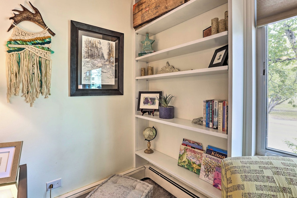 Vibrant 3BR Near Downtown w/ Fireplaces