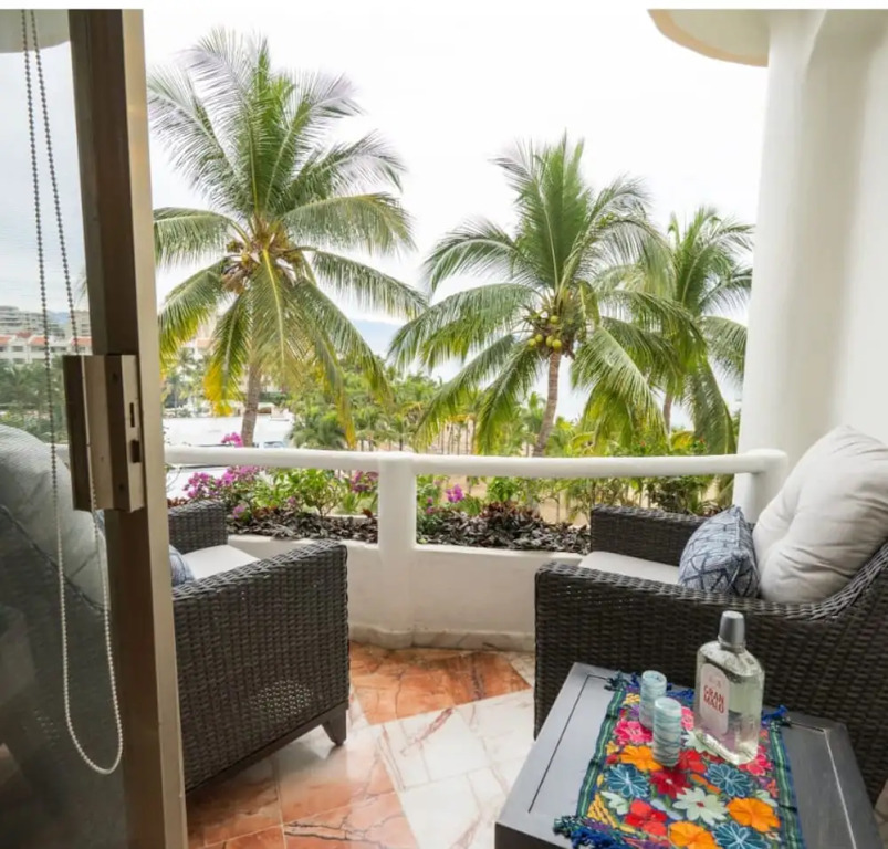 Ocean Front Penthouse Pool Sleeps 8 People