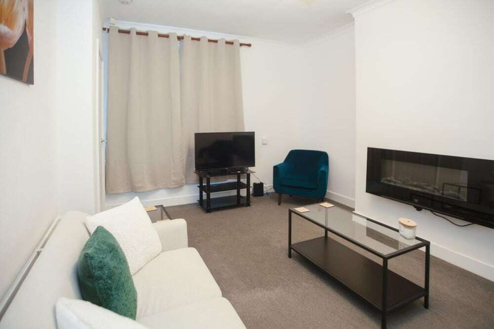 Lovely 2 Bedroom House Sheffield Central Location