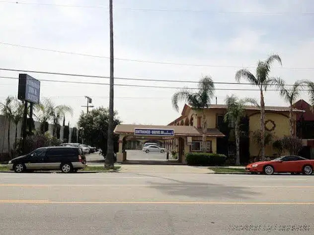Delmonico Inn & Suites