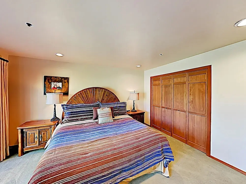 Lodge-inspired Lakeside - Walk To Lifts! 3 Bedroom Townhouse