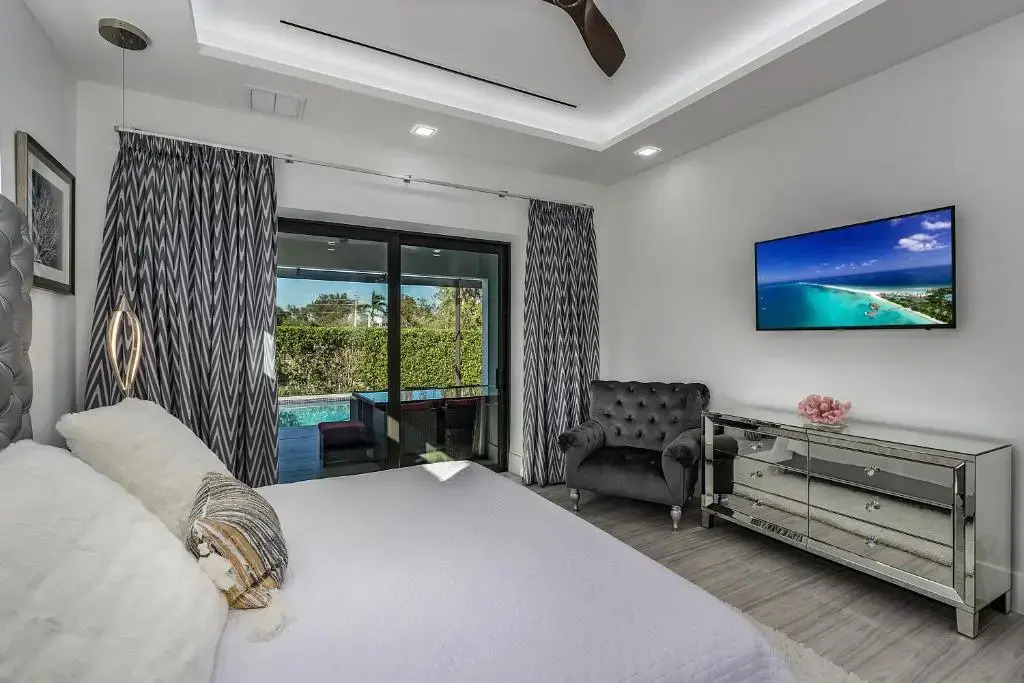 IN CONSTRUCTION BEACH 5 Min WALK HEATED POOL OUTDOOR KITCHEN MODERN