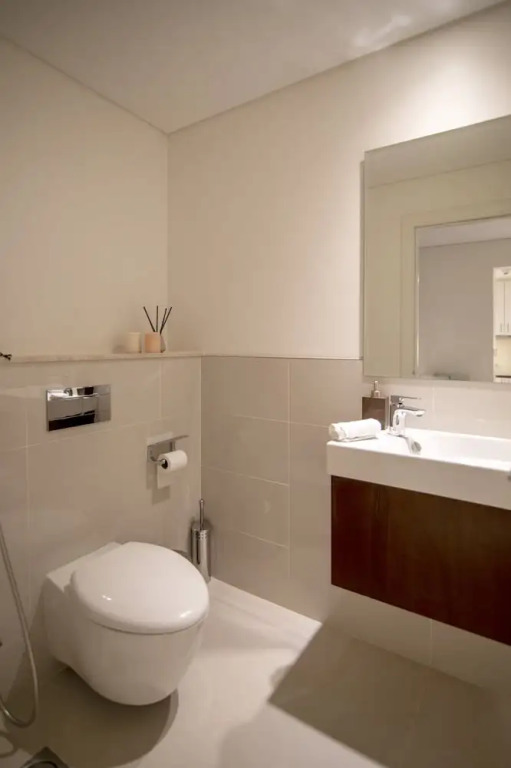 Elegant Apt With Balcony Minutes from Burj Khalifa