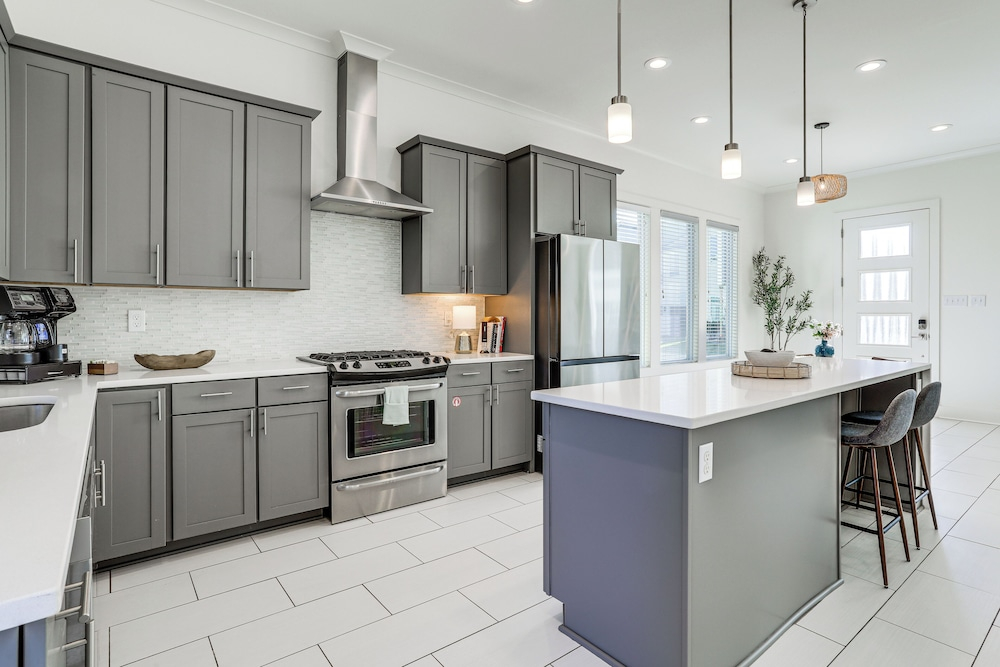 Modern 3BR Retreat - Near Bluebonnet & Hospitals