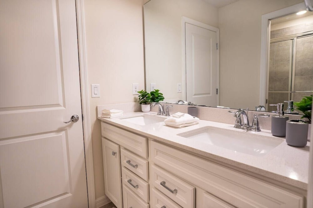 Luxury Villa- 10BR w LED Pool Windsor Cay