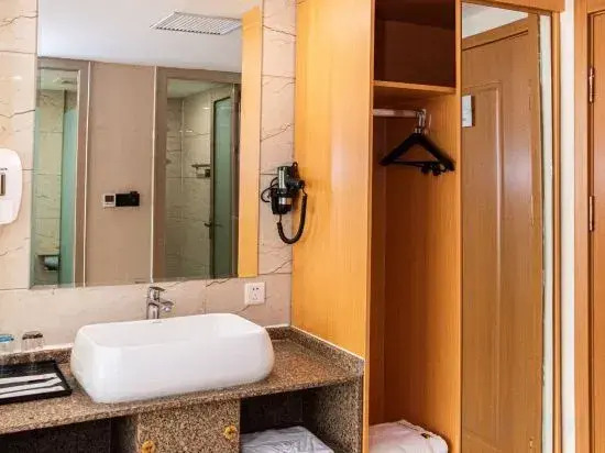 Holiday Huadu Hotel (Zhumadian Railway Station)