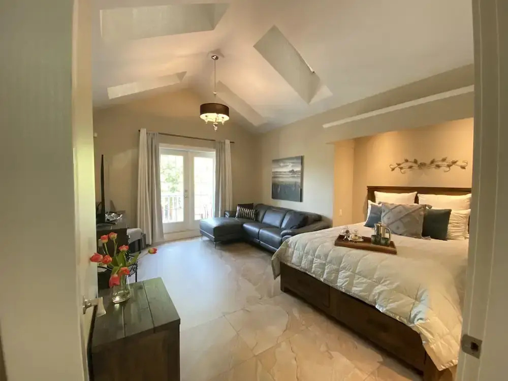 Kelowna Bed & Breakfast (CHATHAM HOUSE)