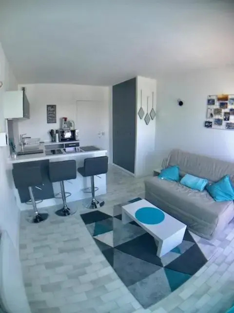AS9578 - Studio cabine vue port avec parking privé