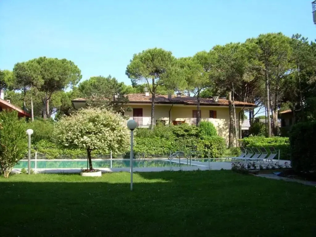 Apartment for 5 people in a Residence with Swimming Pool close to the Beach