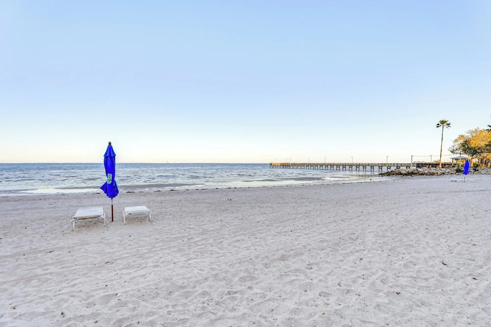 Walk to Beach & Marina! Ruskin Resort Retreat