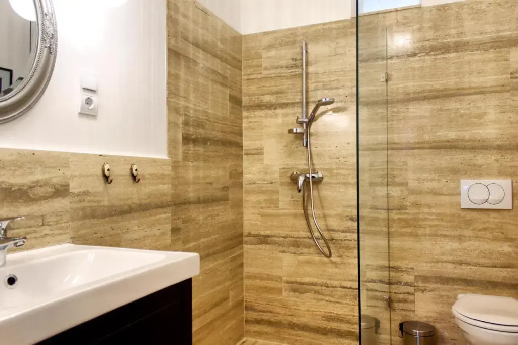 4BR , 3BHR with AC at the OPERA