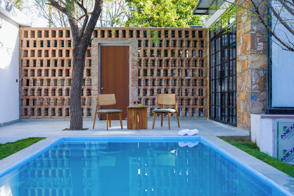 Elivaas Nature 95 4BHK Farm with Pool