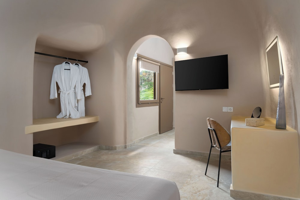 Litheos Santorini Luxury Cave Suites