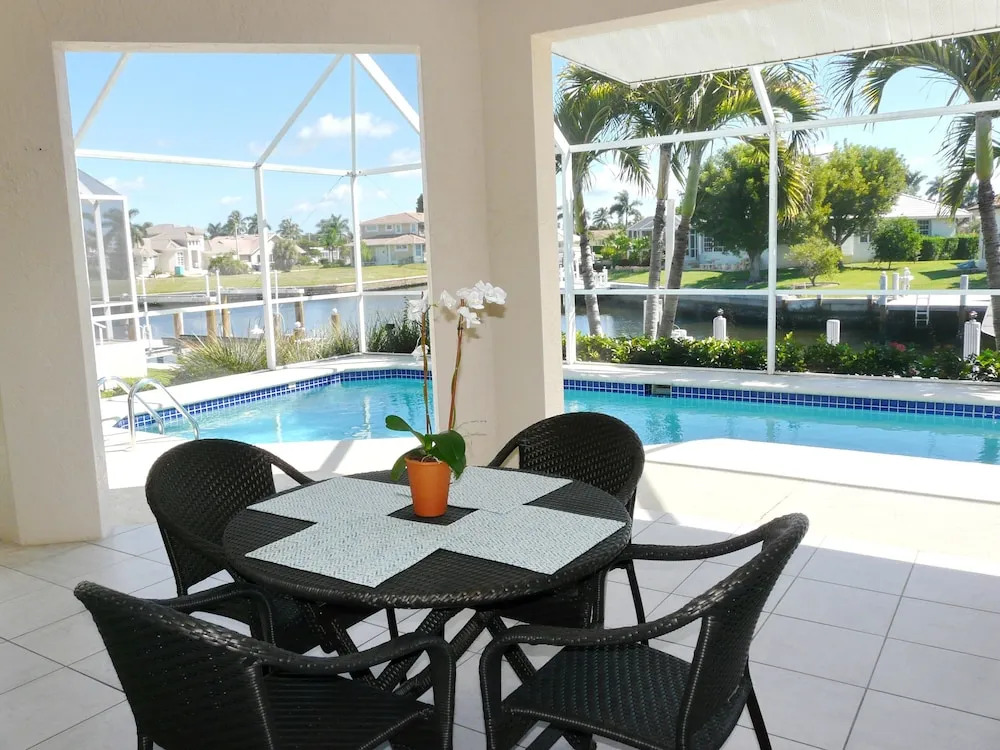 Luxuriously Furnished Waterfront Home With Pool/spa