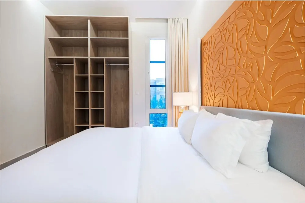 Three Bedroom Colorful & Exotic Flat in Alrabie