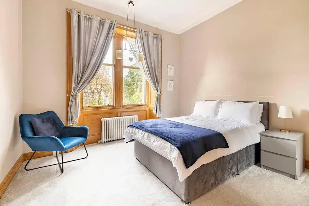 Stunning 5 Bedroom Large Apartment With Parking