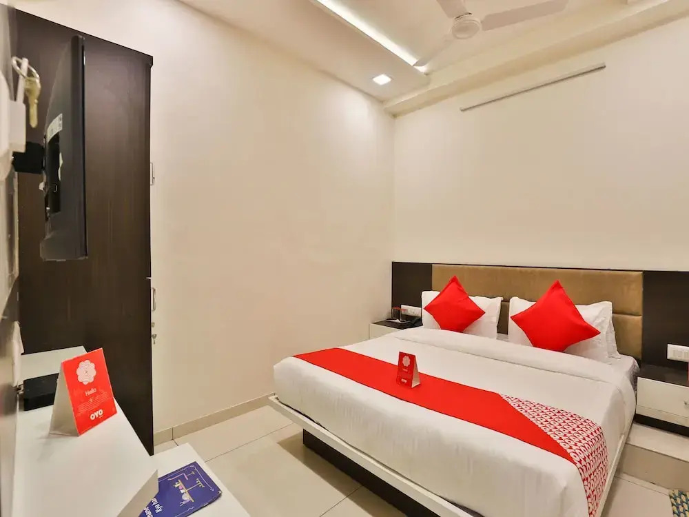 OYO 13033 Hotel Raadhe