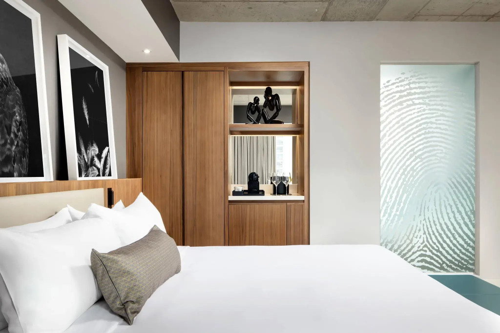 Humaniti Hotel Montreal, Autograph Collection