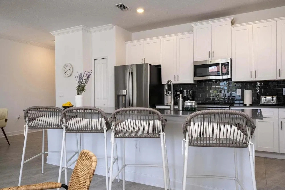 Bright Modern Home @storey Lake