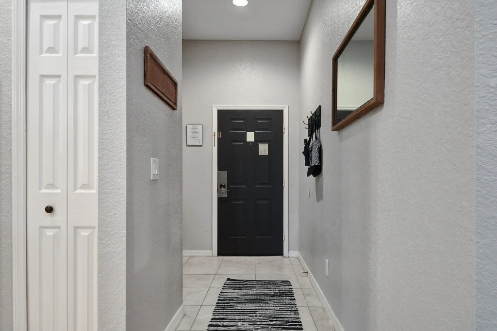 Bahama Bay New Modern 2 Bedroom, patio sleeps 6, Davenport, US