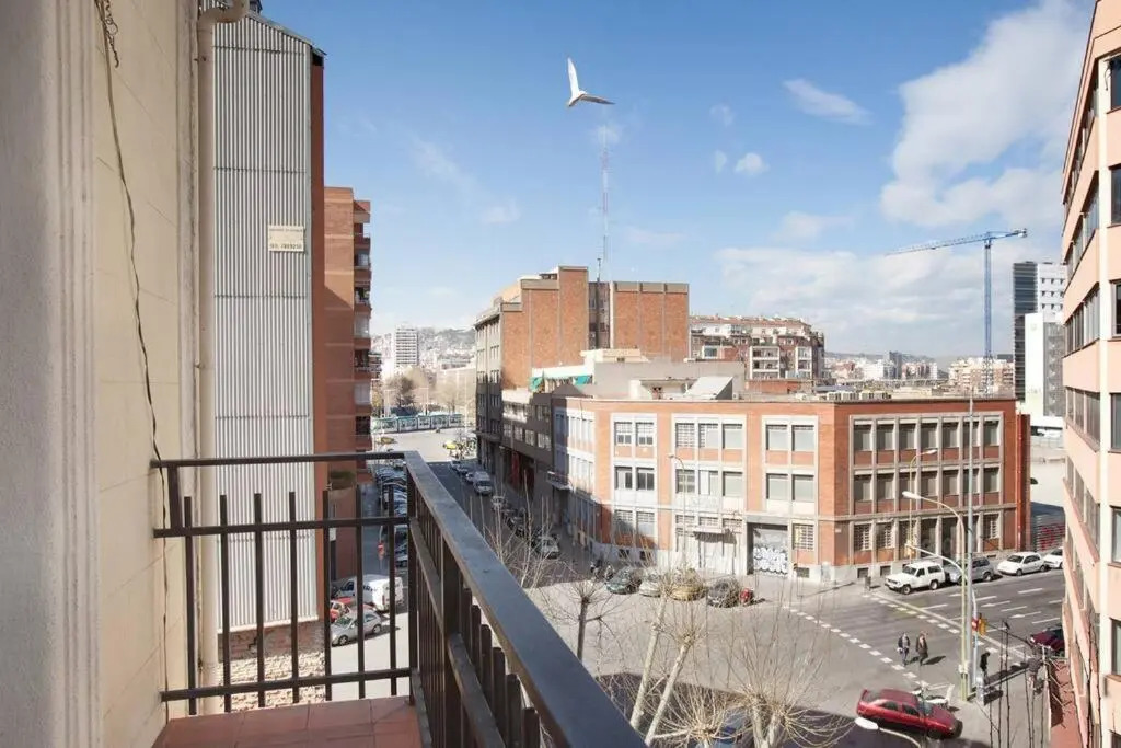Bright 2 bedroom apt in 22@, close to the beach
