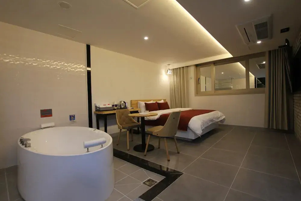 Jade hotel