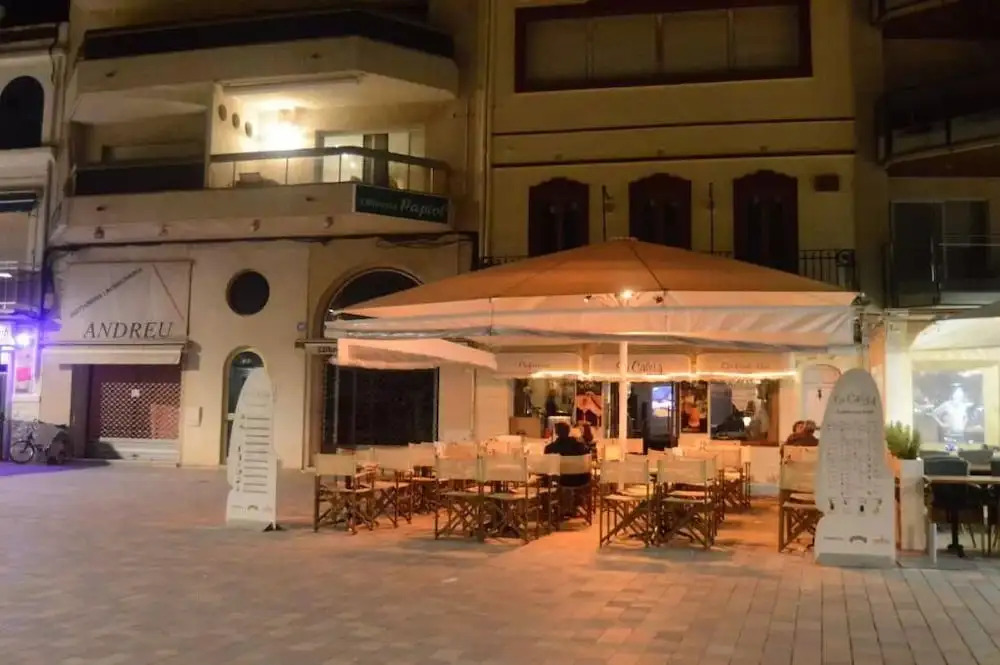ROVIOR Rooms & Café