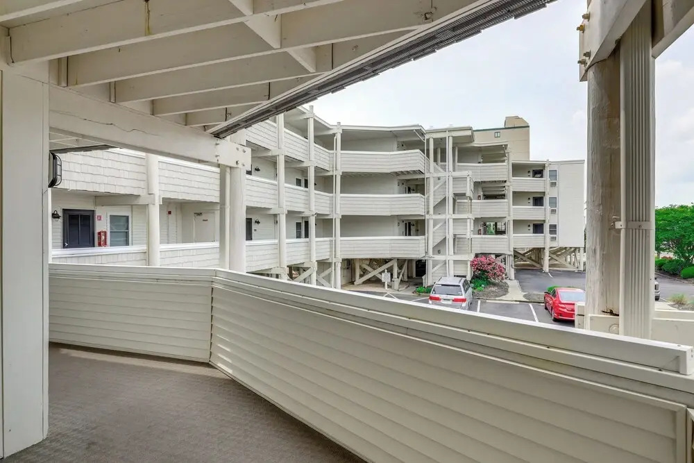 1 Mi to Barefoot Landing: Condo w/ Pool Access!