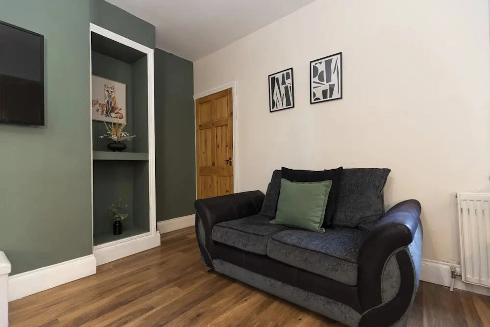 Gateshead 2BR Home - Near Town Metro Access