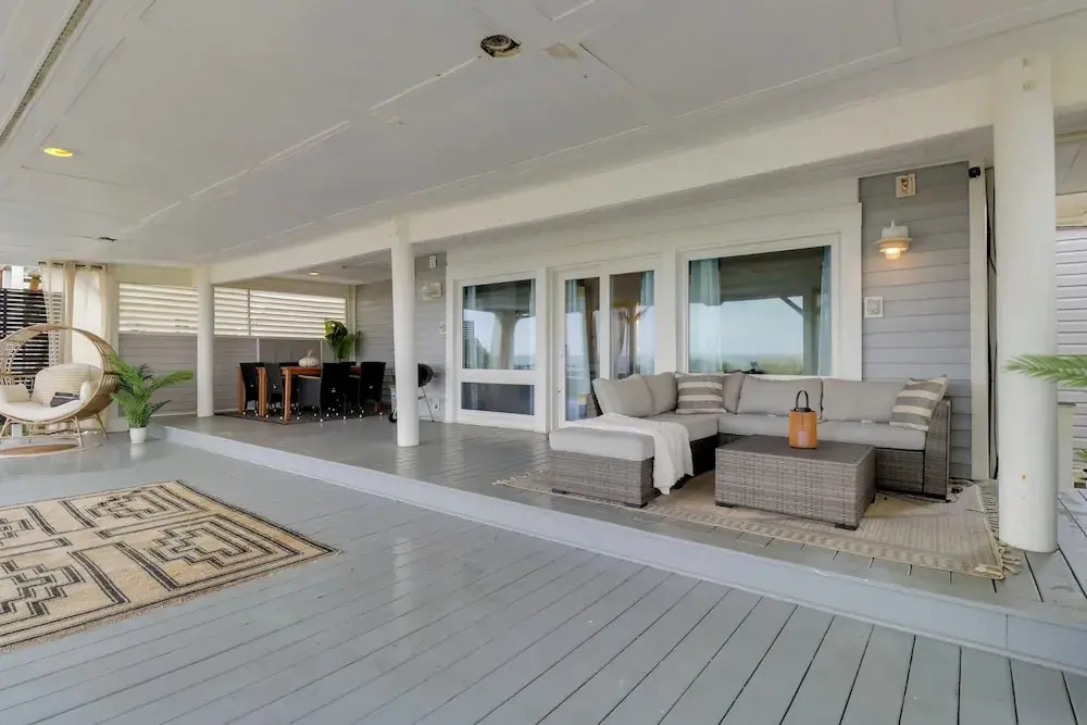Pets Welcome: Beachfront Family Retreat in Norfolk