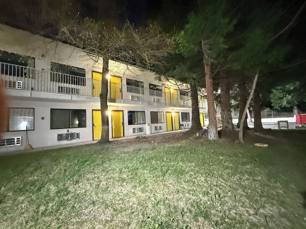 Shasta Vista Inn & Suites