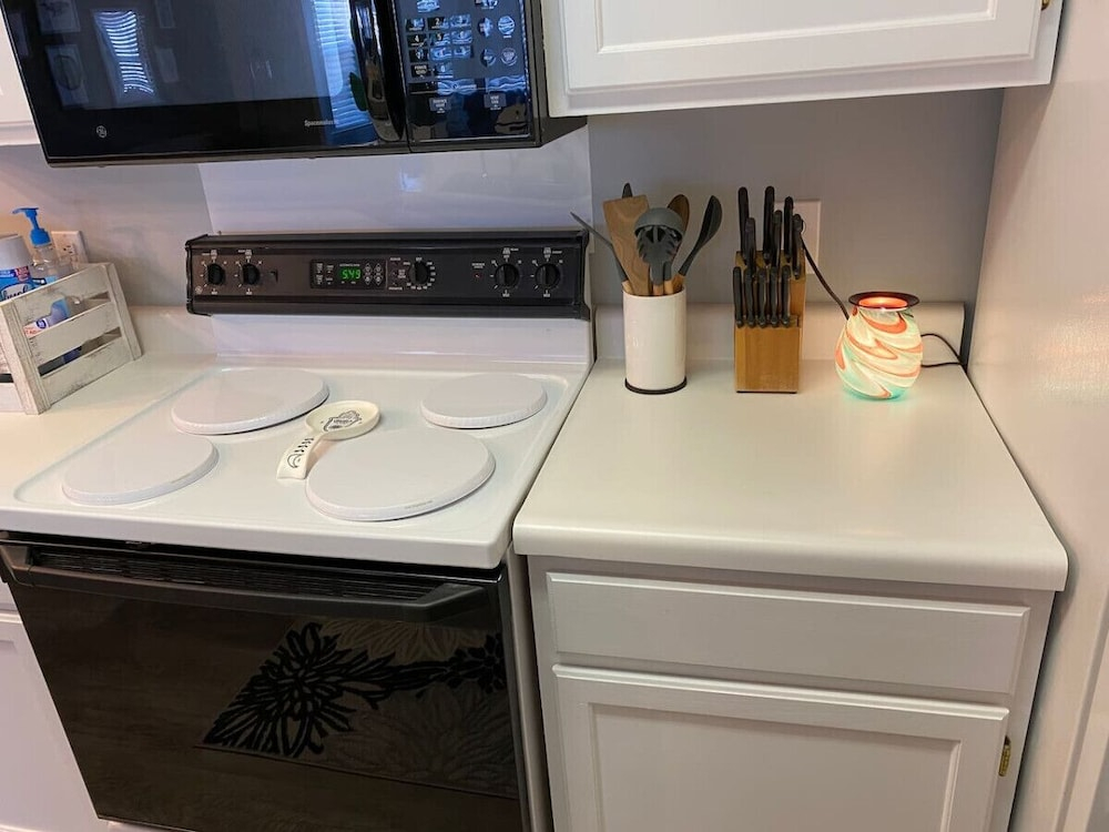 Seas the Day Bright 2BR Surfside Beach Condo w/ King Bed, Carolina Room & Pet-friendly Vibes