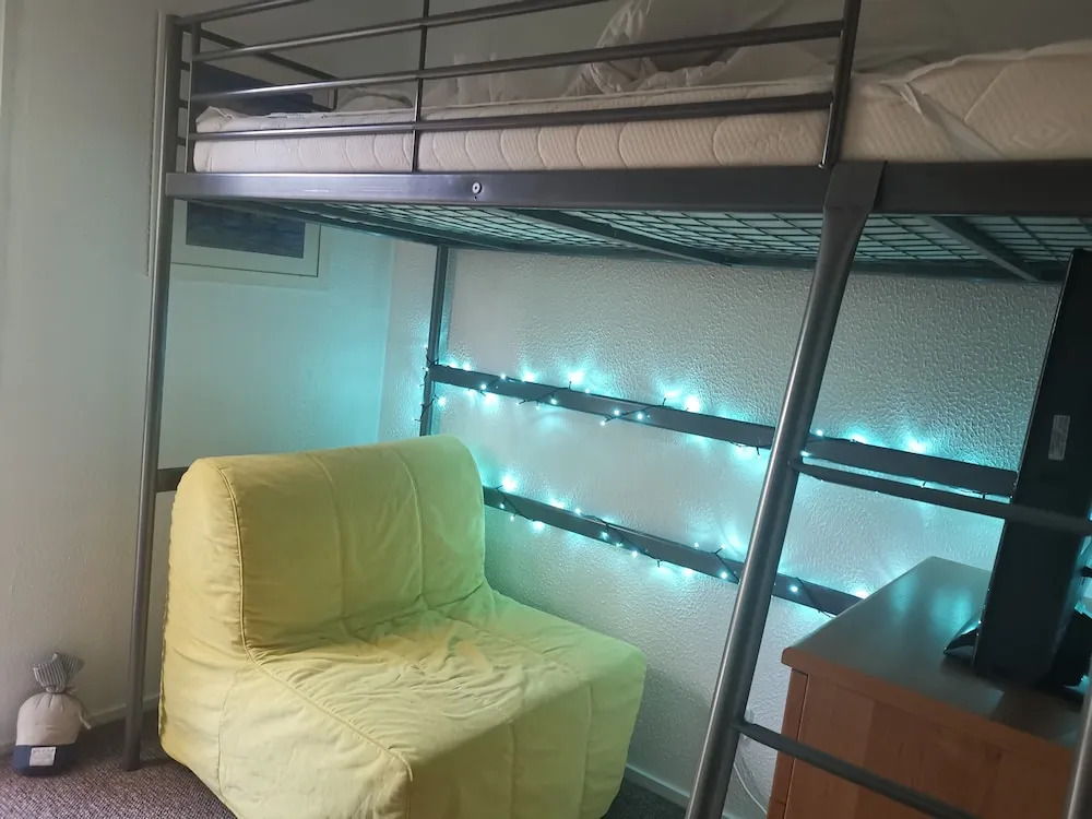 Chalet-sleeps6-parking-garden-pool