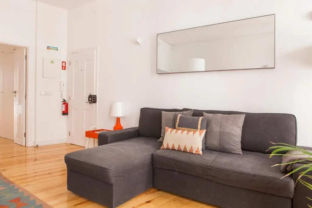 Cozy 1st Floor Flat Central Chiado District With Balconies and AC 19th Century building