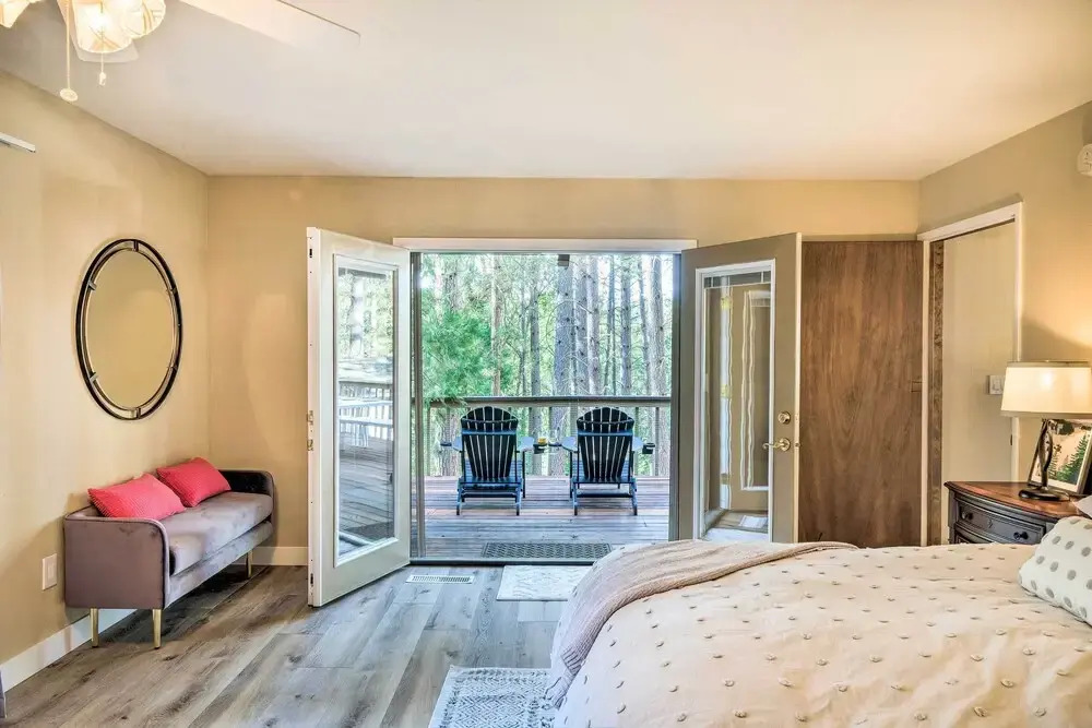 Pine Mountain Cabin w/ Hot Tub, 2 Mins to Marina!