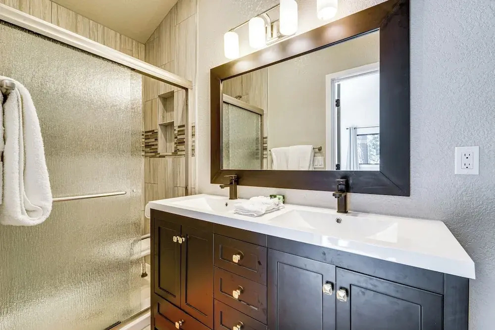 3 Mi to Diamond Peak: Mtn-view Home w/ Fireplace