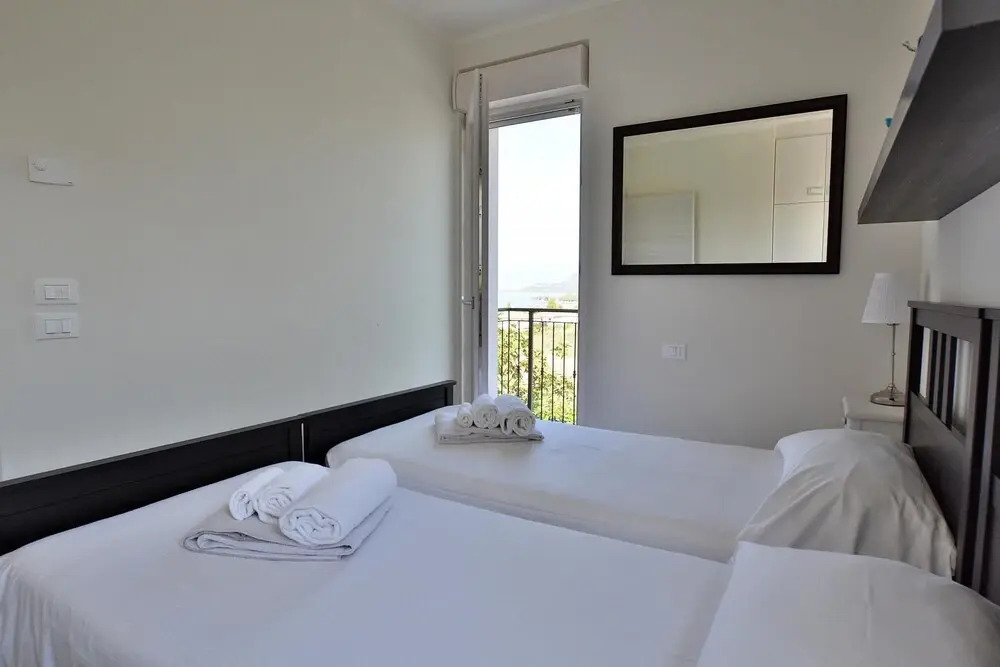 Villa Lisi - Sleeps 8 Private Garden in Residence With Pool in Bardolino