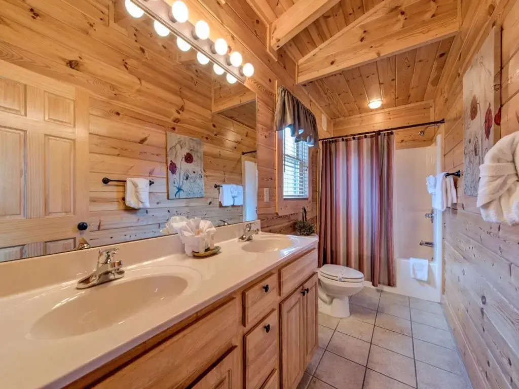 Misty Mountain Hideaway, 3 Bedrooms, Sleeps 10, Pool Access, WiFi