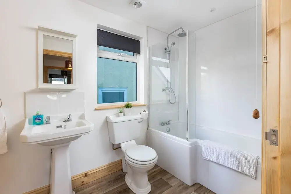 Totnes modern house sleeps 8 , 5 mins to town