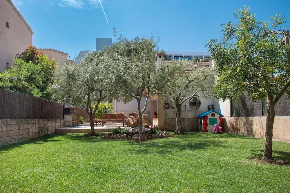Roses in Alc dia With 4 Bedrooms and 2 Bathrooms