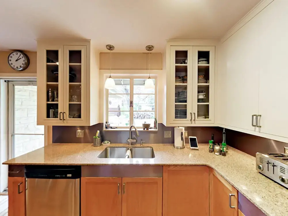 Light-Filled Charmer - 2 Br Home