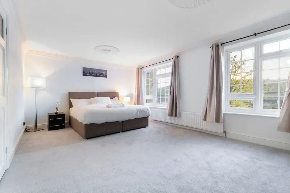 4-bed Home in Purley Near Gatwick Airport London