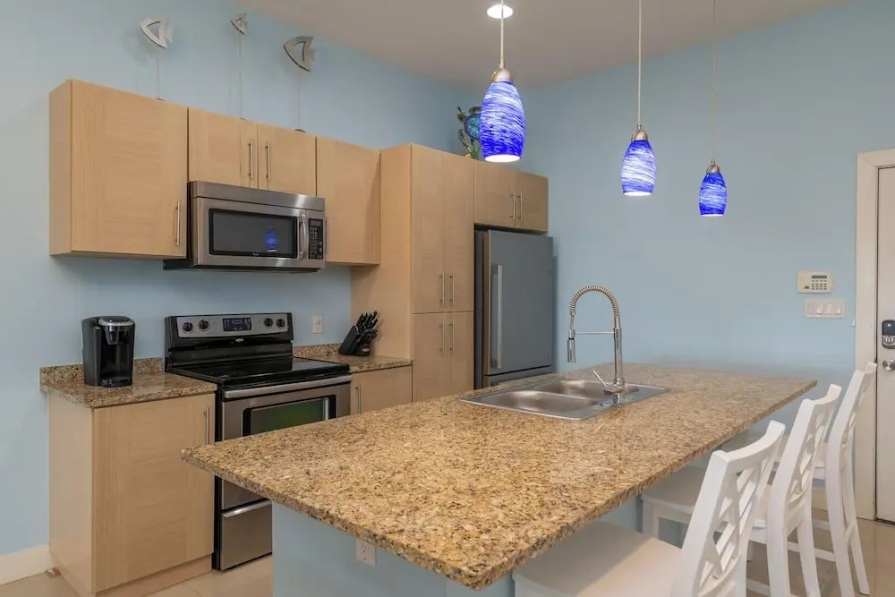 Casual Condo Near Beach w/ Pools, hot tub & Grill!
