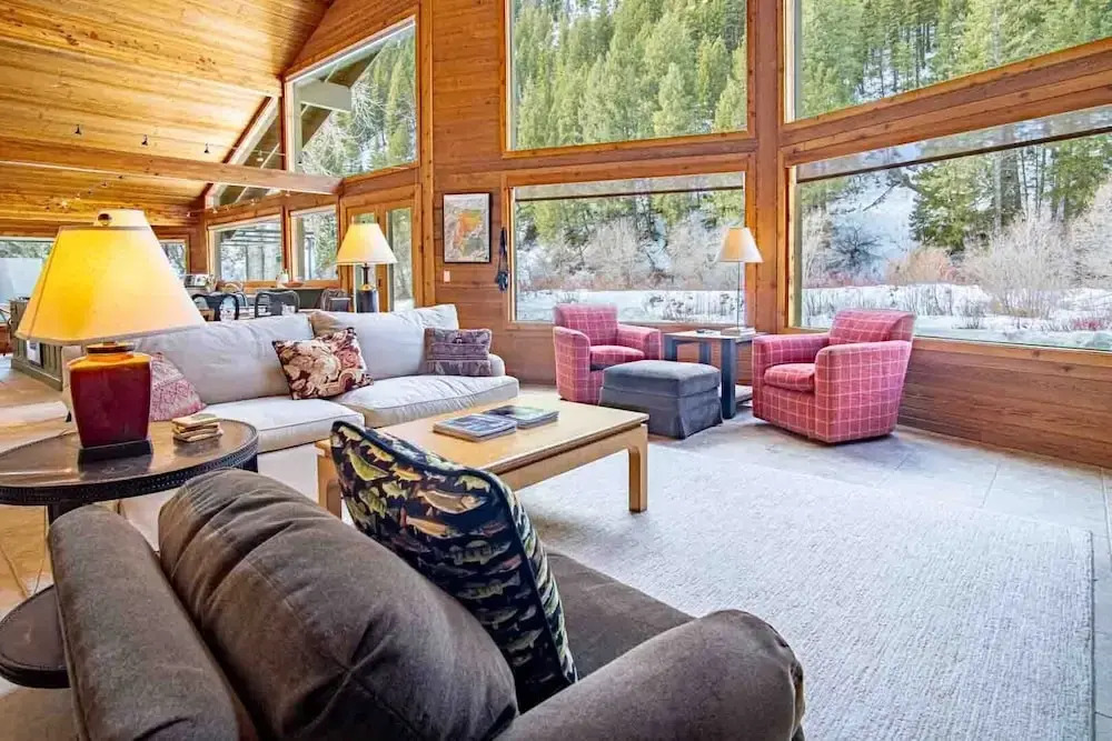 River House - 4BD Riverfront, Hot Tub, Near SV Ski Lifts!