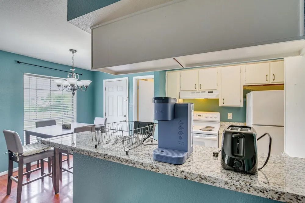 2 Mi to Hospitals! Houston Condo w/ Pool Access