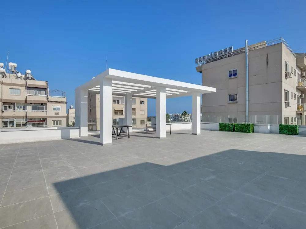 "sanders Crystal - Cool 2-bdr. Apt. w/ Terrace"