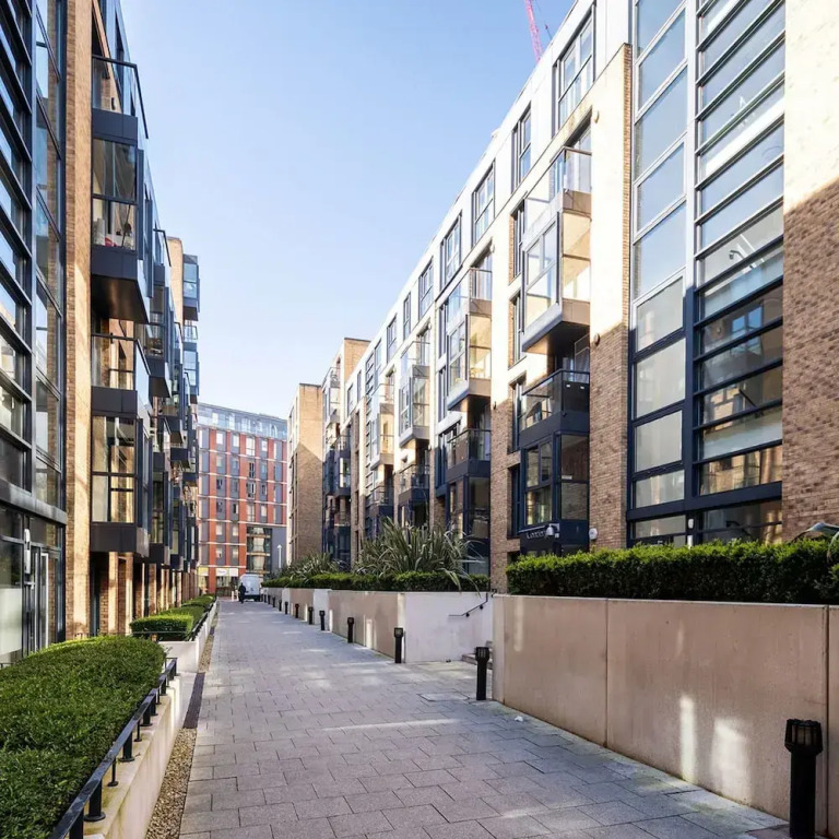 Stunning City Center 2 Bedroom Apartment I Parking
