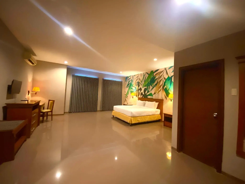 Hotel Golden Season