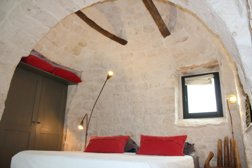 Ostuni,trullo fiabesco con piscina